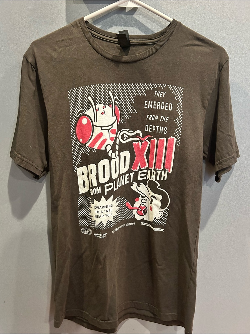 Brood XIII Graphic Tee - Brown/grey with Pink & White Print